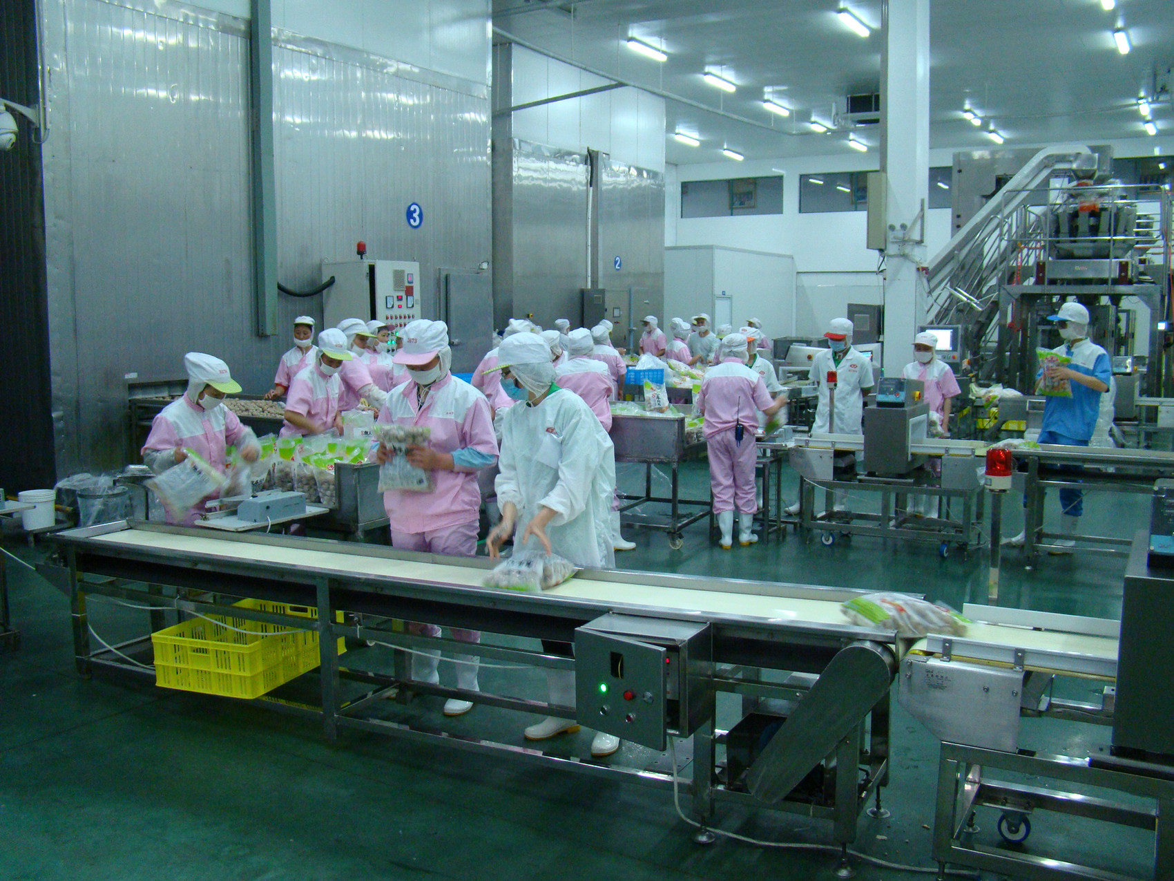 车间奋战正当时工业强市步履坚