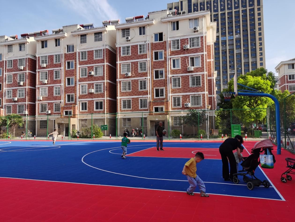 "上个周末,说起小区里升级改造的篮球场,家住荷花园社区的吴女士欣喜