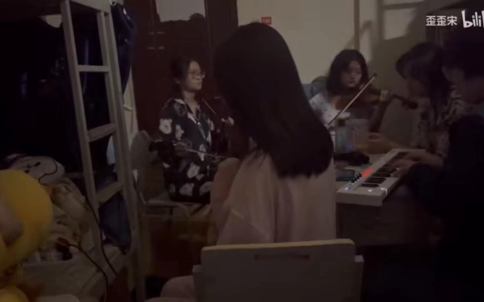 学生们自发组织宿舍文艺演奏，并将视频发布在社交平台上。 视频截图
