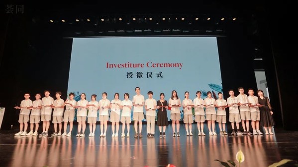 　　苏州荟同学校开学典礼上的授徽仪式