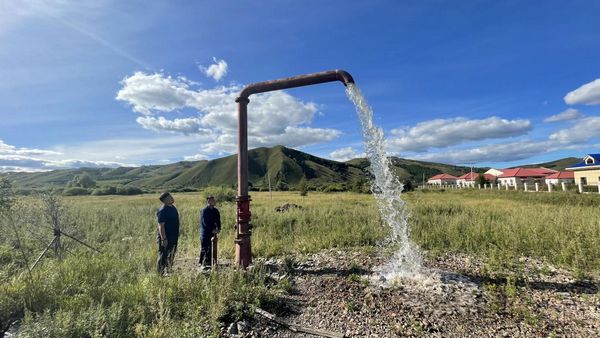 测试消防水鹤(董洪亮/摄)
