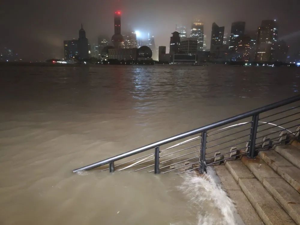 "梅花"横穿上海时,外滩的水位上涨(新民晚报记者刘歆摄)