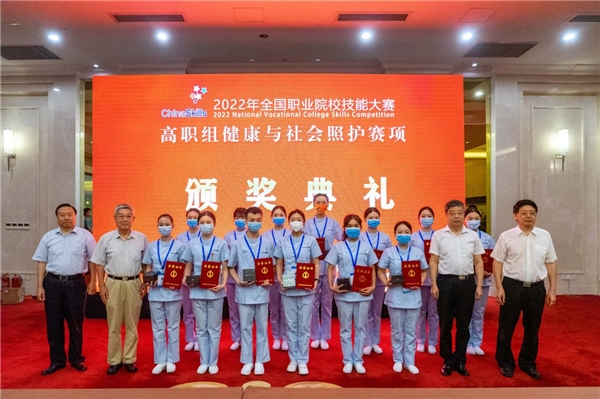 　　颁奖典礼——三等奖获奖选手与颁奖嘉宾合影