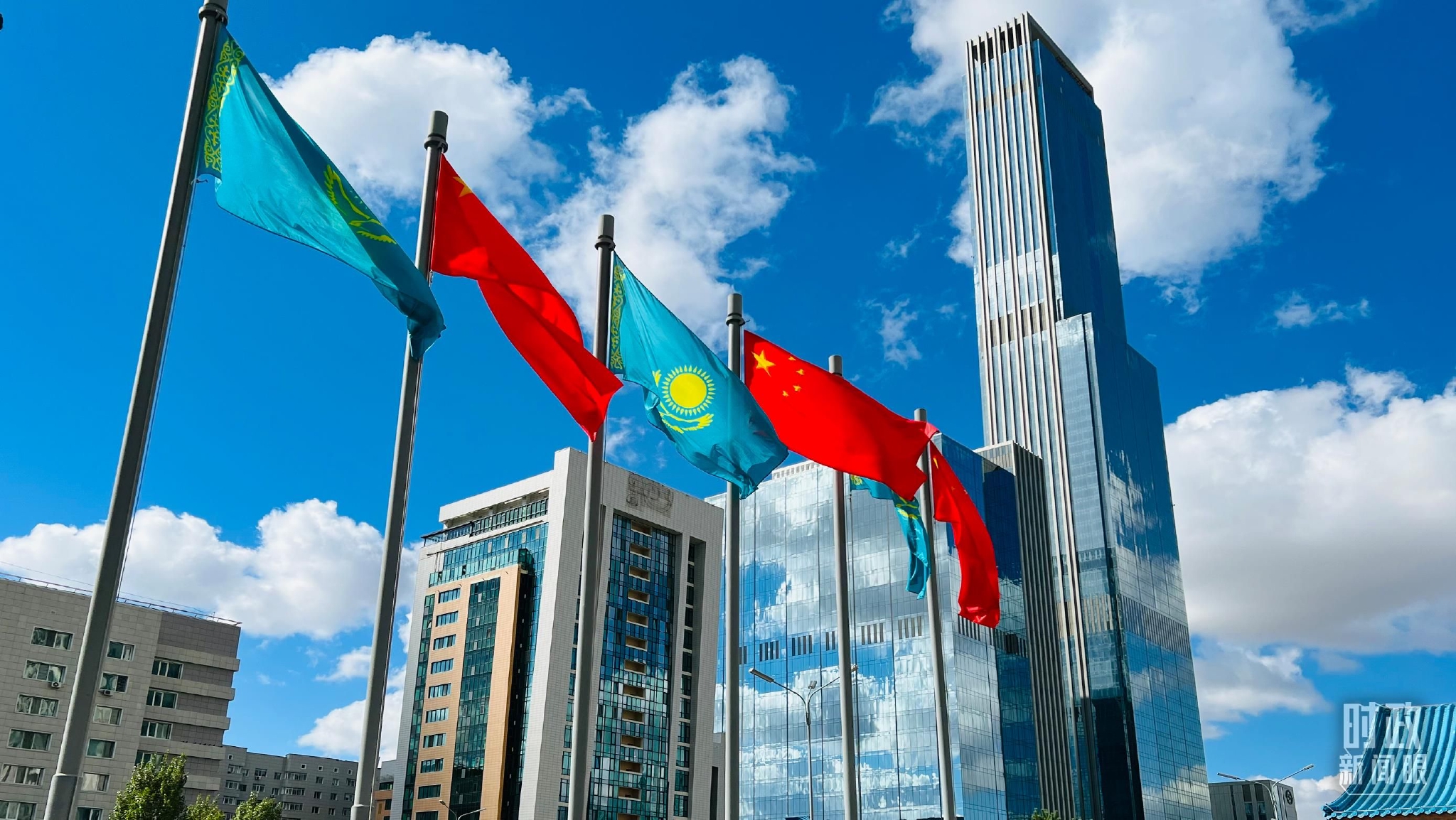 △哈萨克斯坦首都升起中哈两国国旗。（总台央视记者魏子钧拍摄）