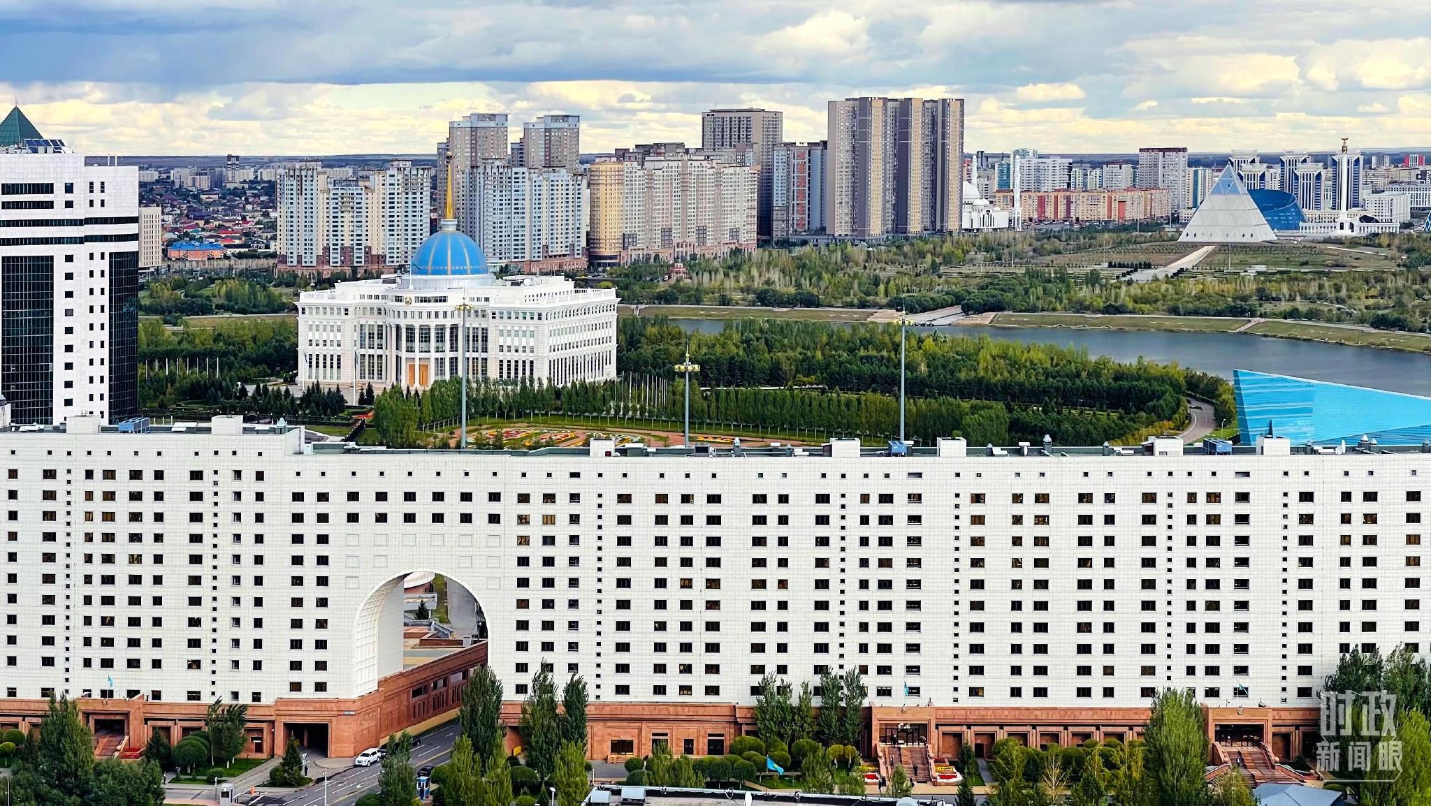 △哈萨克斯坦的总统府与和平和谐宫。（总台央视记者鄂介甫拍摄）