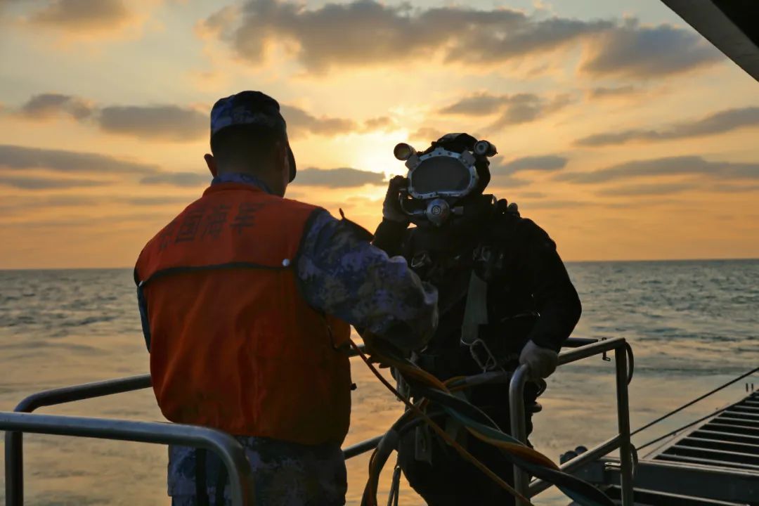 潜水员着装下潜