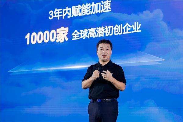 　　华为高级副总裁、华为云CEO张平安发表主题演讲