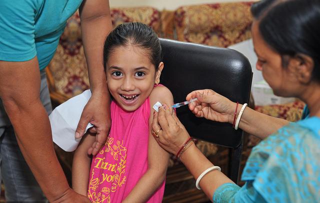 9月4日，孟加拉国为儿童接种新冠疫苗。（资料图）