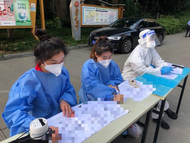 22位“楼栋长”给独居老人的温情台账：摸清“家底”才能心中有数「齐心战疫 成都得行」