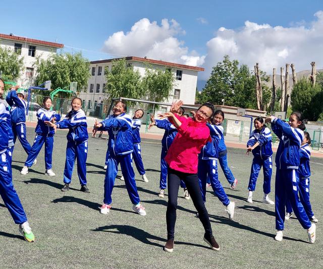2020年6月,马丹在东辉中学的操场上指导学生练习戏曲舞蹈.受访者供图