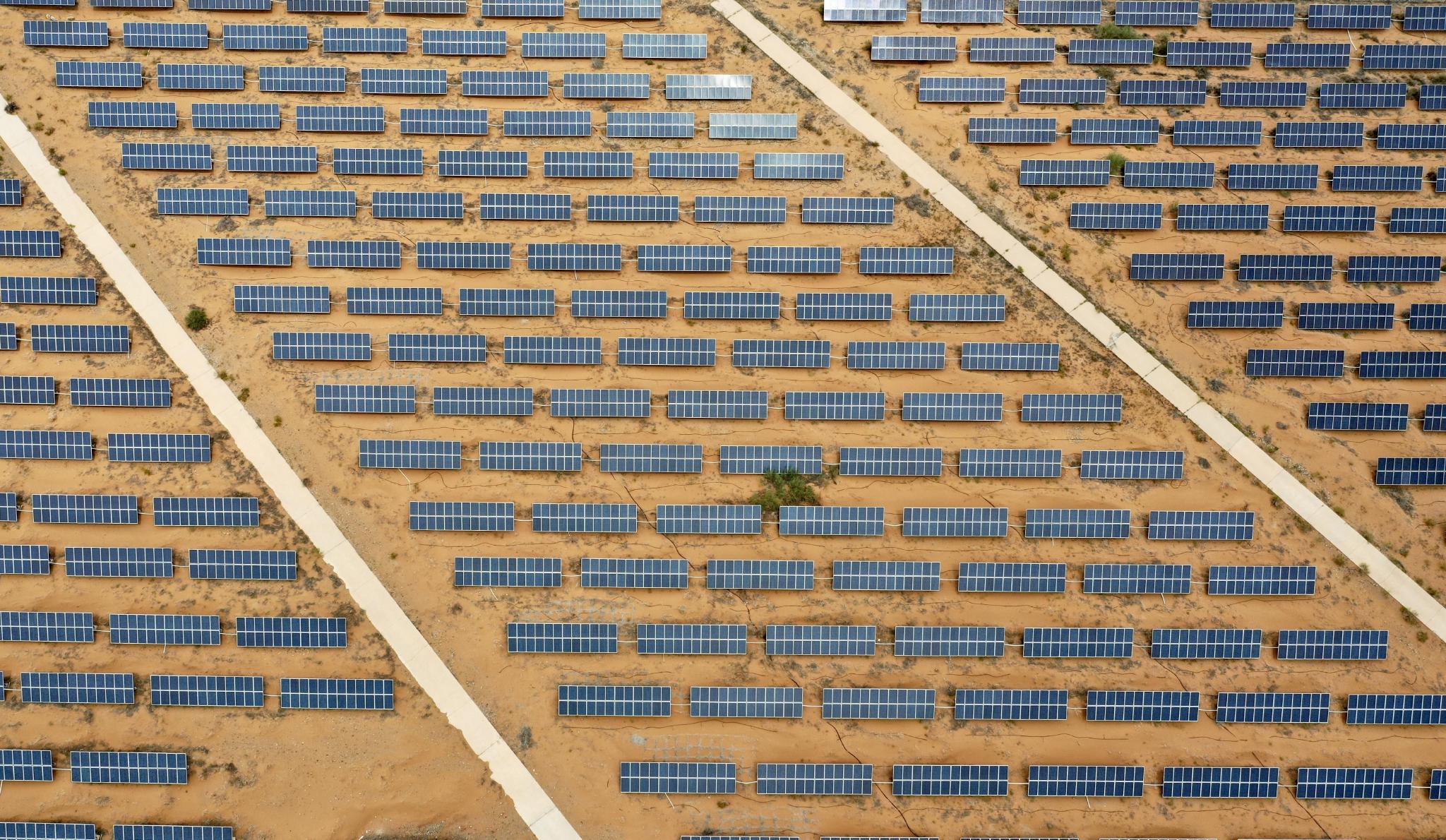 8月3日,宁夏中卫市腾格里沙漠,西北地区沙漠里最大的太阳能光伏发电