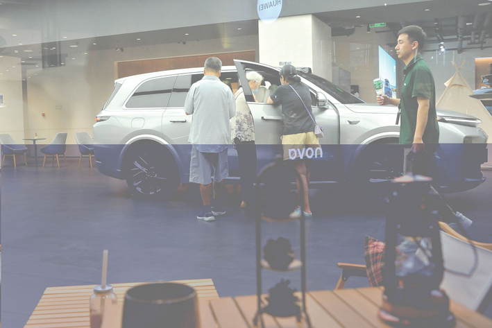 8月17日，北京华熙LIVE五棵松店，消费者正在选购汽车 视觉中国图