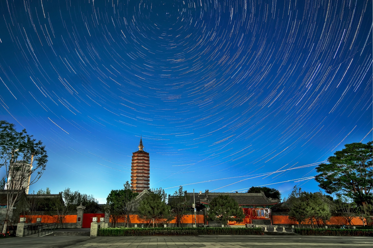 燃灯塔与星轨交相辉映.杜智广/摄