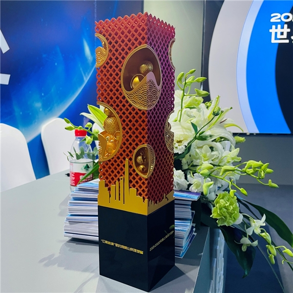 　　图|乡伴揽树山房理想村荣获“上海设计100+”奖杯