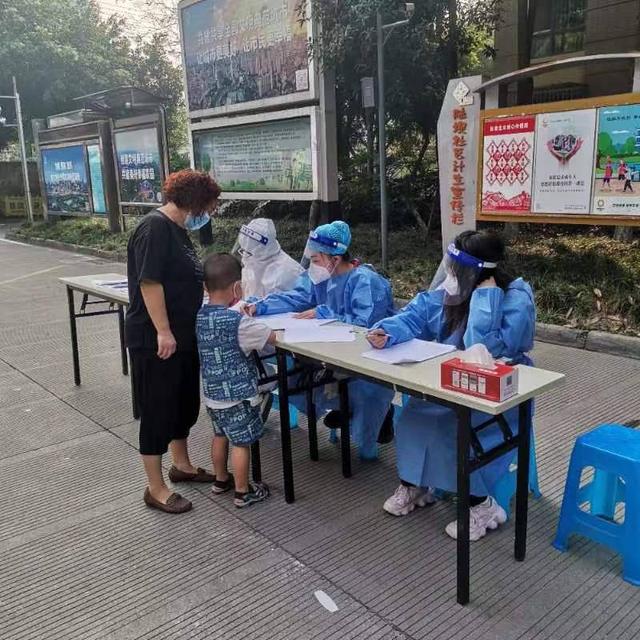 22位“楼栋长”给独居老人的温情台账：摸清“家底”才能心中有数「齐心战疫 成都得行」