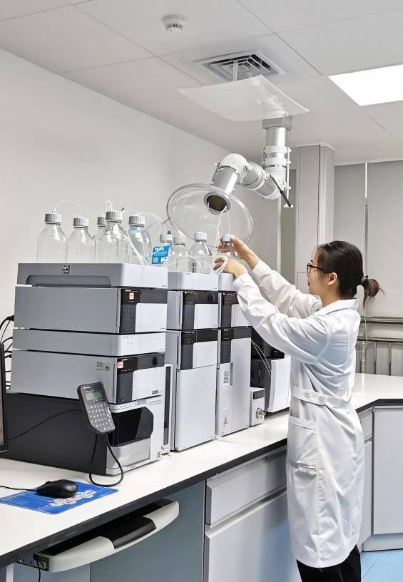 水质检测中心质检员正在用三重串联四极杆液质联用仪检测水中农药残留