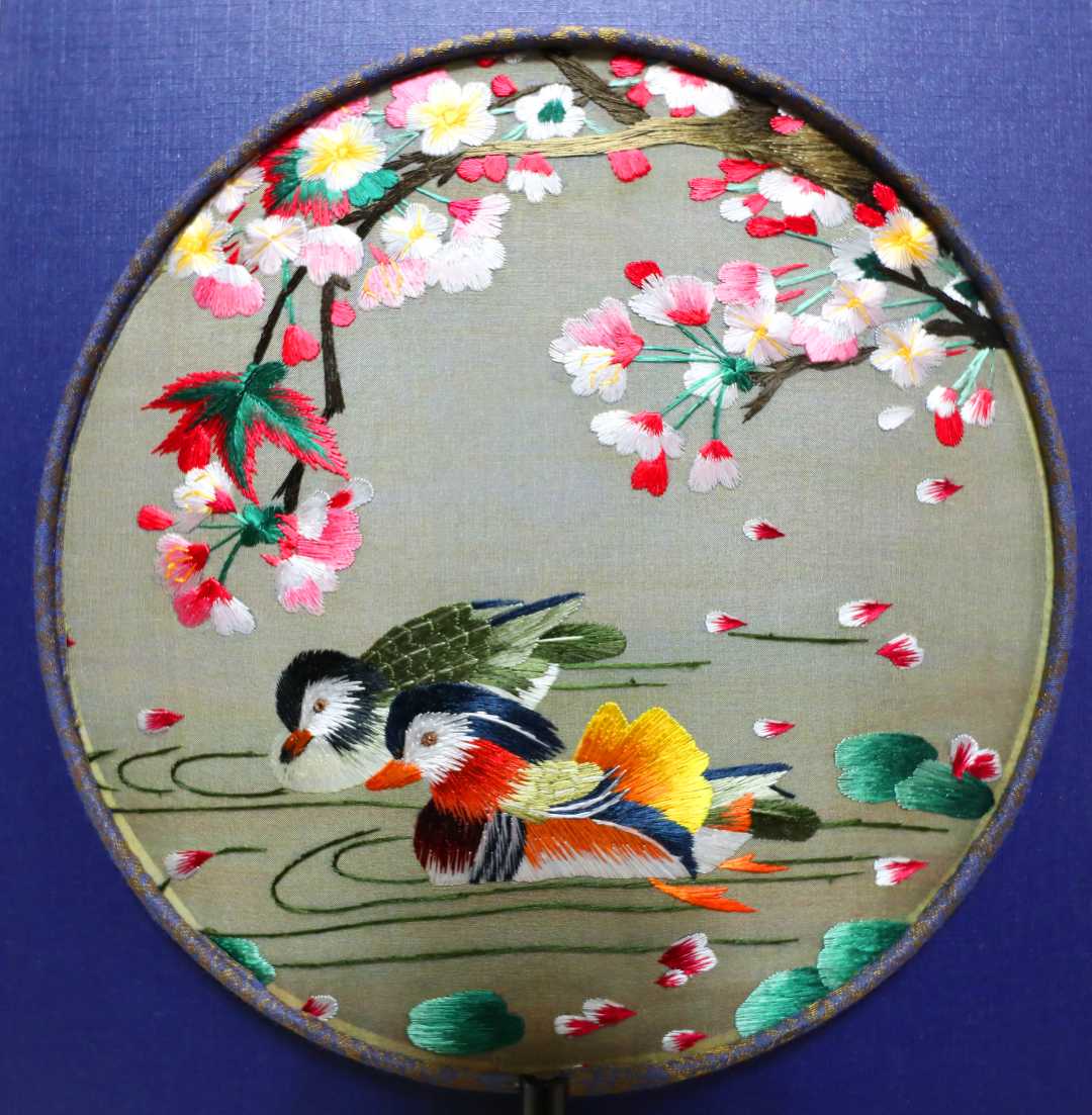 县非物质文化遗产项目京绣代表性传承人王学辉刺绣作品《鸳鸯戏水图》