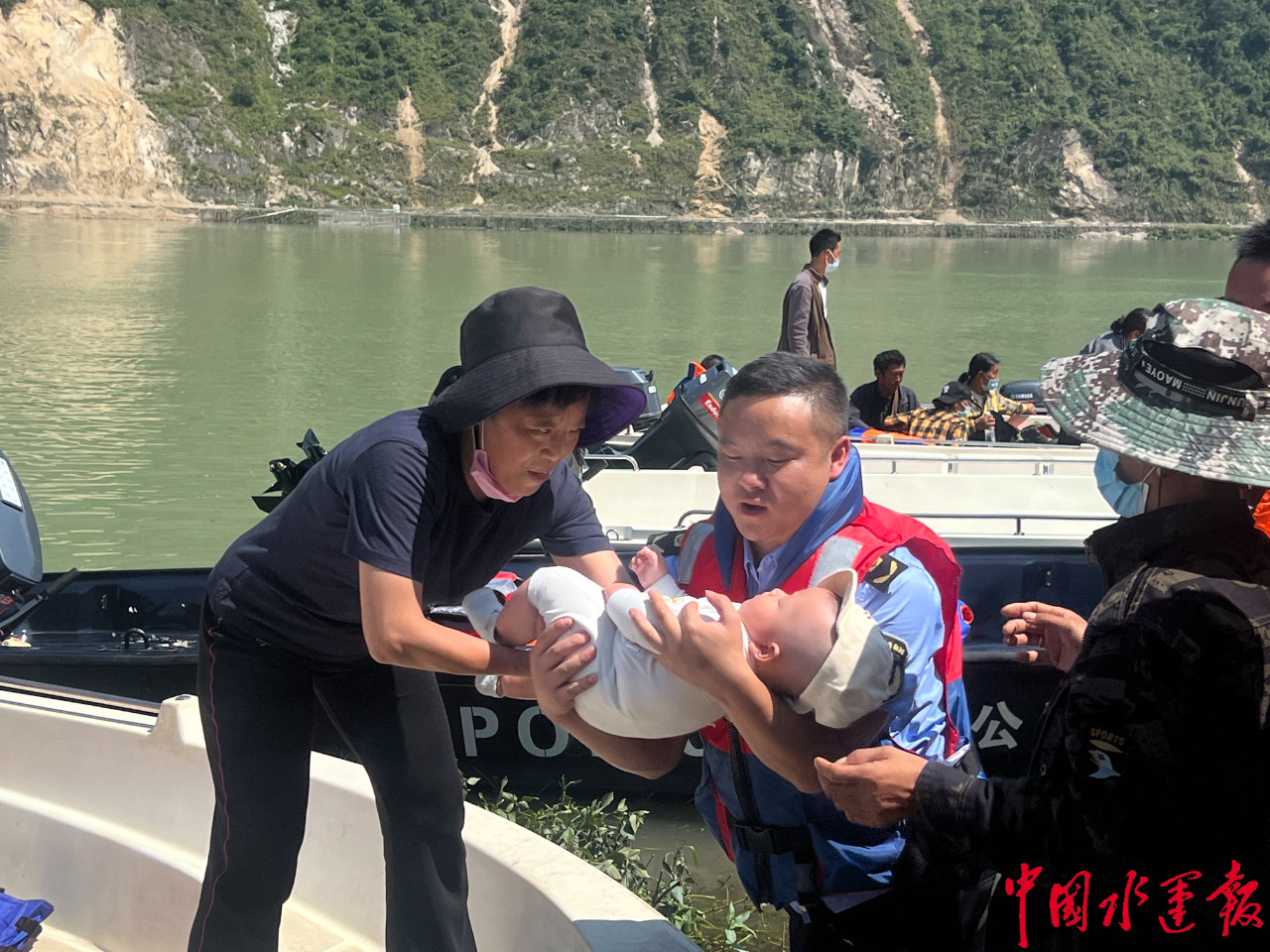 在四川省雅安市石棉县龙头石库区新民临时码头,一场关于"希望的