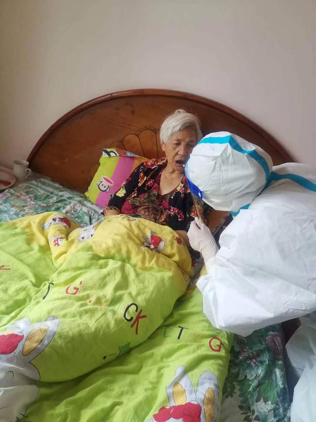 22位“楼栋长”给独居老人的温情台账：摸清“家底”才能心中有数「齐心战疫 成都得行」