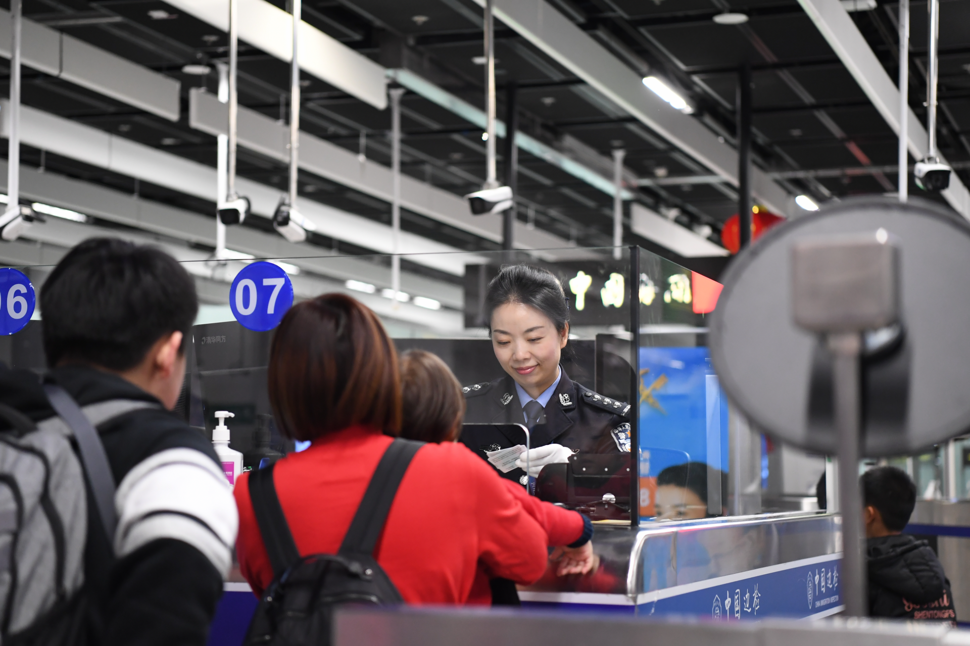 西九龙边检站入境服务组服务广大出入境旅客(资料图)