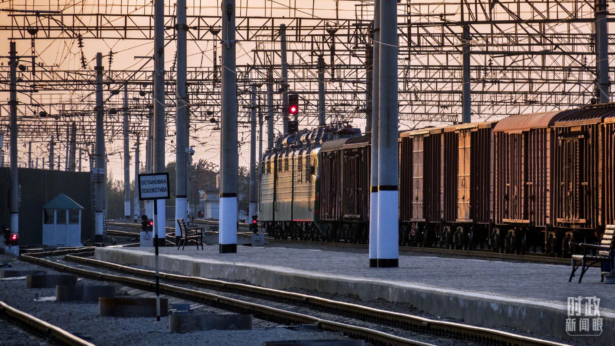 △乌兹别克斯坦撒马尔罕火车站。（图/视觉中国）
