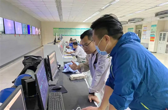 　　控制室内，运行人员根据智能看板进行操作