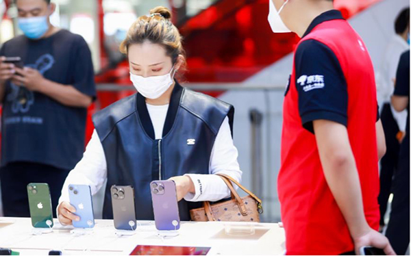 　　消费者在沈阳京东MALL体验iPhone 14系列新机