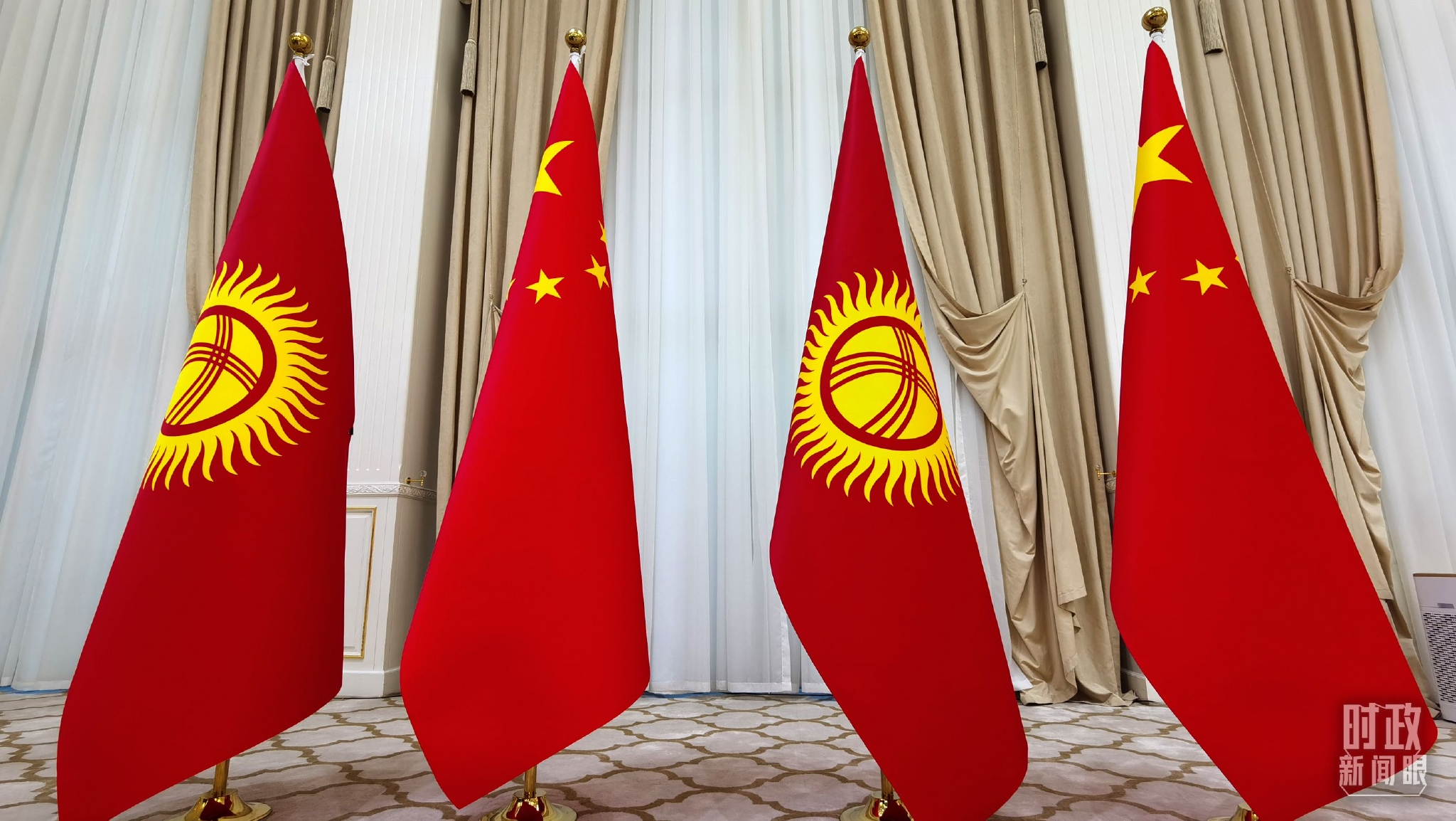 △中国、吉尔吉斯斯坦两国元首会见现场摆放的国旗。（总台央视记者曹亚星拍摄）