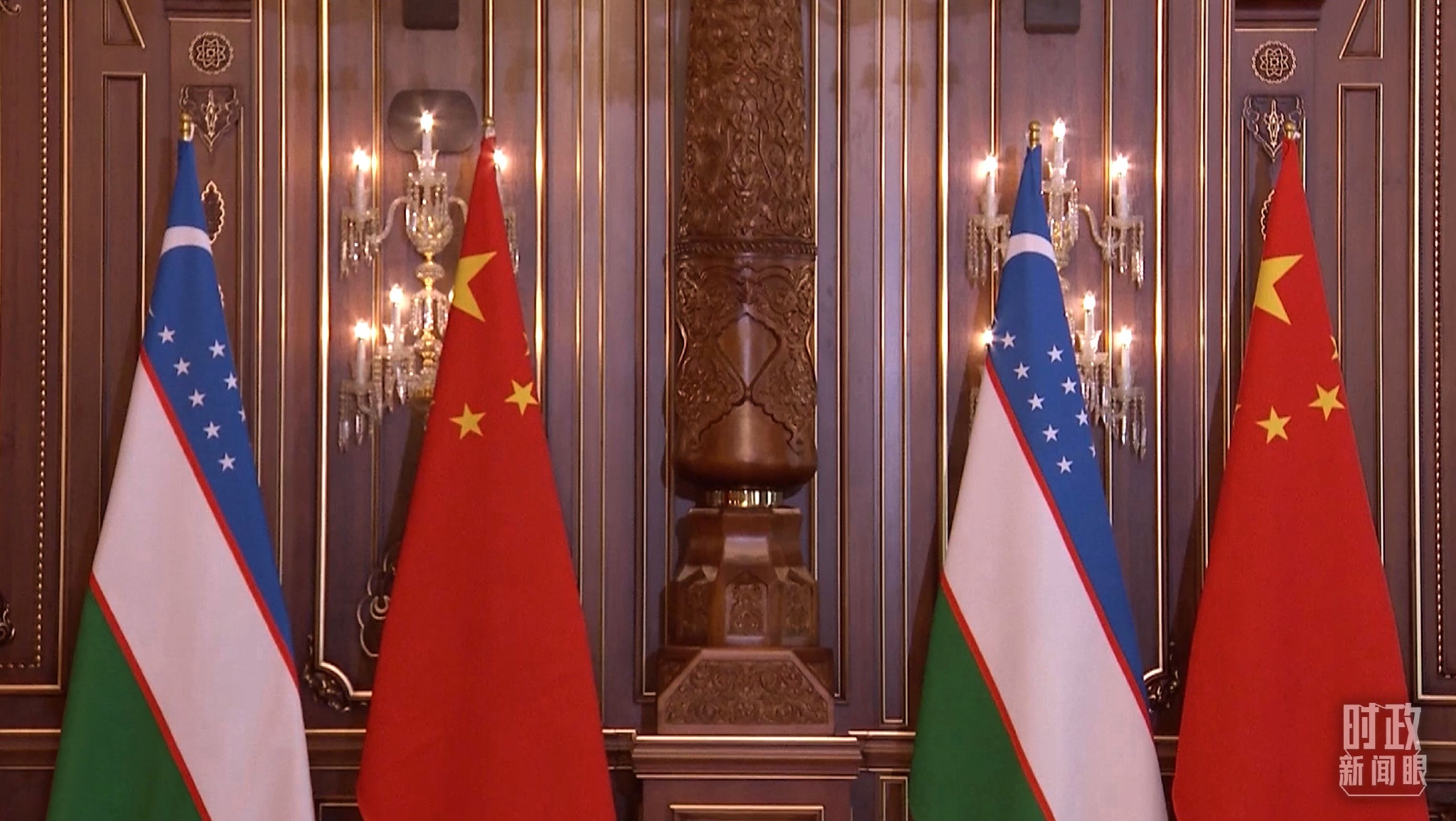 △会谈现场摆放的中乌两国国旗。