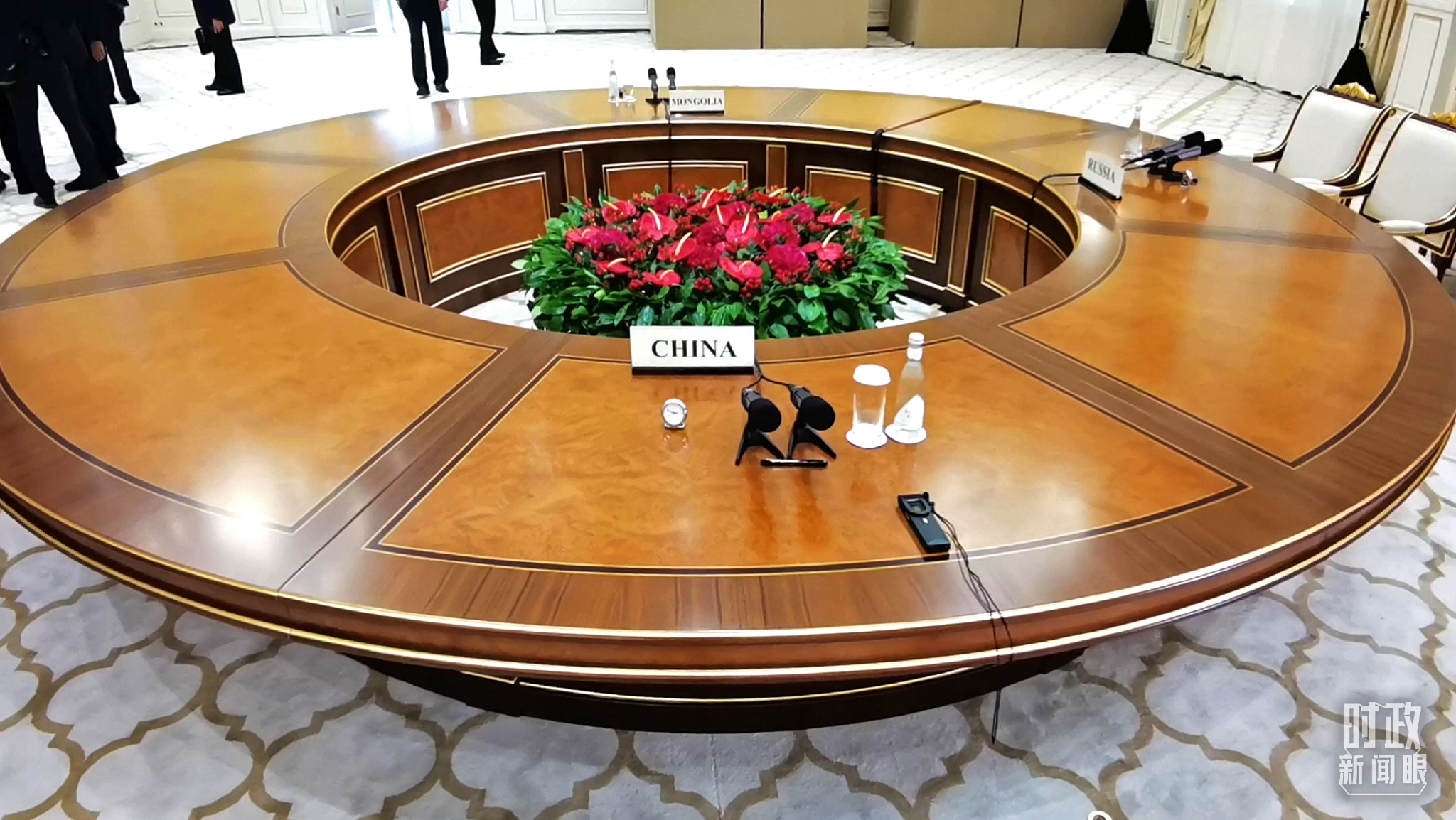 △这是中俄蒙三国元首举行会晤的大圆桌。（总台央视记者杨波拍摄）