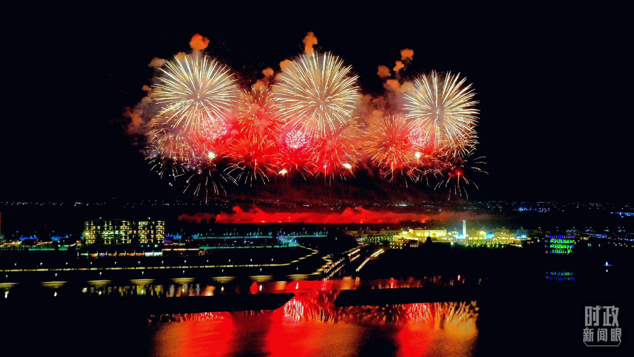 △上合峰会开幕前夕，撒马尔罕烟花璀璨。（总台央视记者刘琦拍摄）