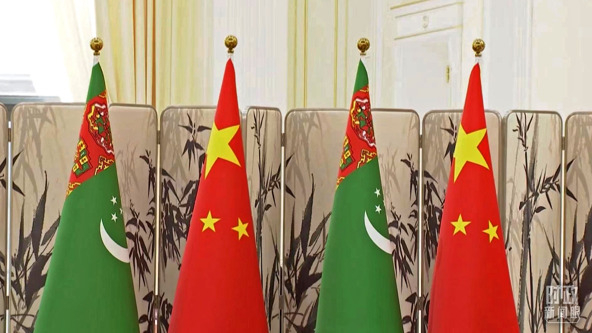 △中国、土库曼斯坦两国元首会见现场摆放的国旗。