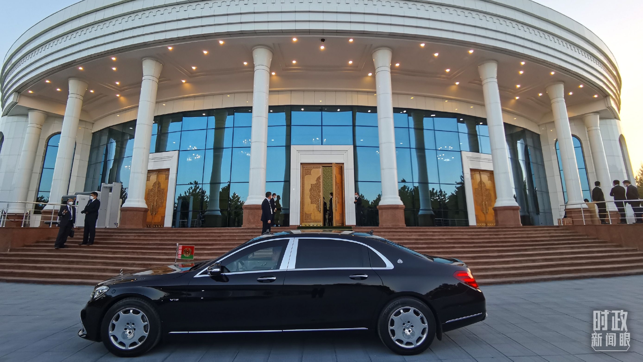 △白俄罗斯总统乘车抵达撒马尔罕国宾馆。（总台央视记者杨波拍摄）