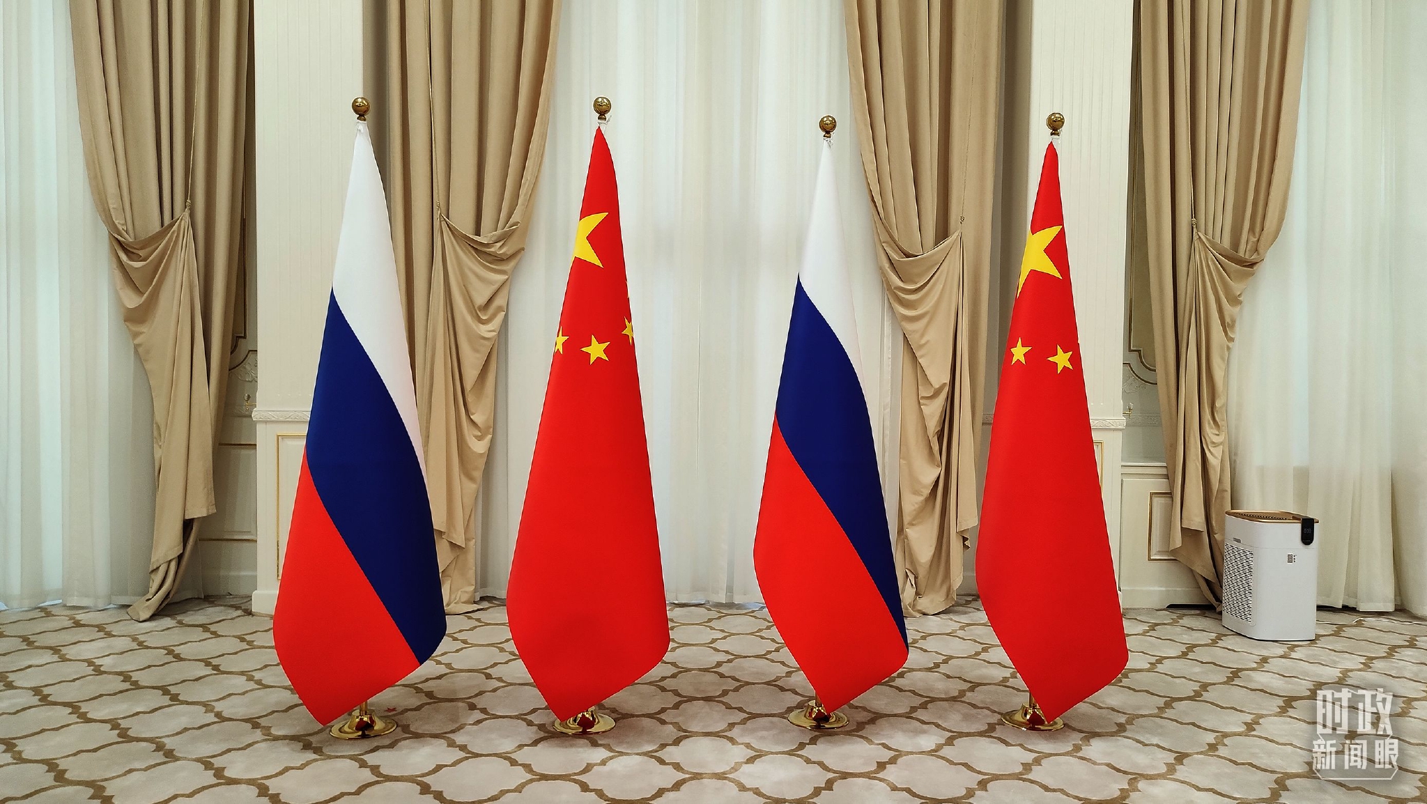 △中俄两国元首会见现场摆放的两国国旗。（总台央视记者薛冠南拍摄）