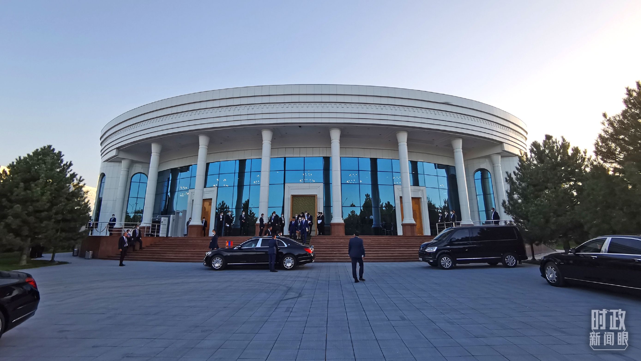 △蒙古国总统乘车抵达会见所在地——撒马尔罕国宾馆。（总台央视记者杨波拍摄）