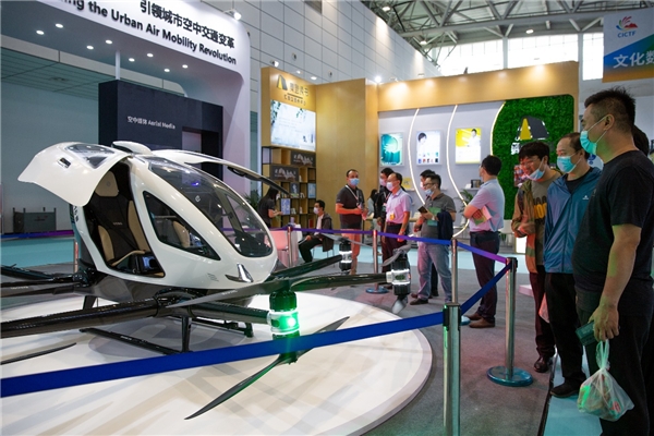 　　亿航EH216载人级自动驾驶飞行器亮相博览会