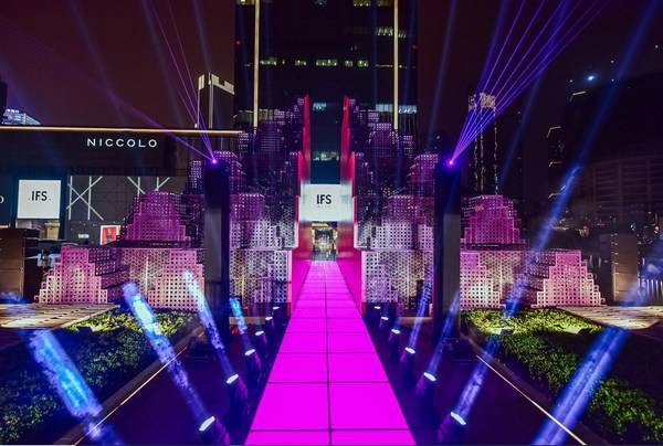 　　【第十八道门】艺术装置夜晚景象