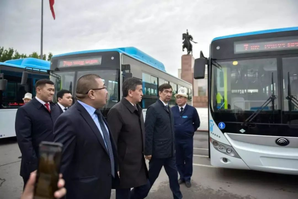 　　图 | 吉尔吉斯斯坦领导人视察宇通客车