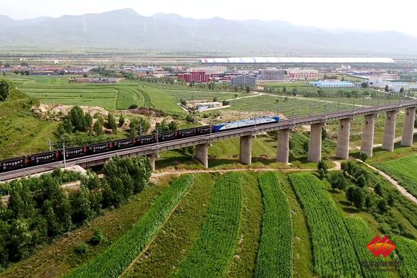 图为列车行驶在新朔铁路线上