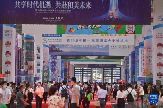 9月16日,在南宁国际会展中心,观众在展馆内参观.