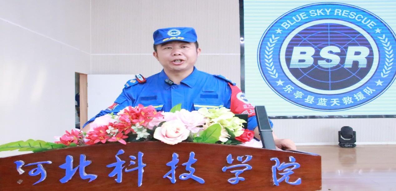 　　蓝天救援队员授课