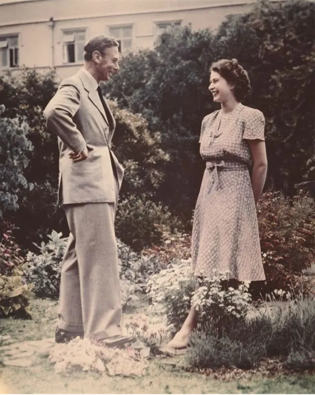 1946 年，伊丽莎白和她的父亲乔治六世国王
