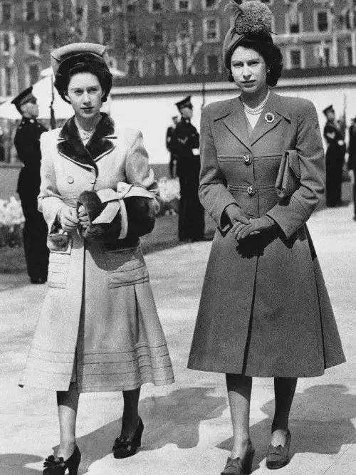 伊丽莎白（右）和妹妹玛格丽特公主