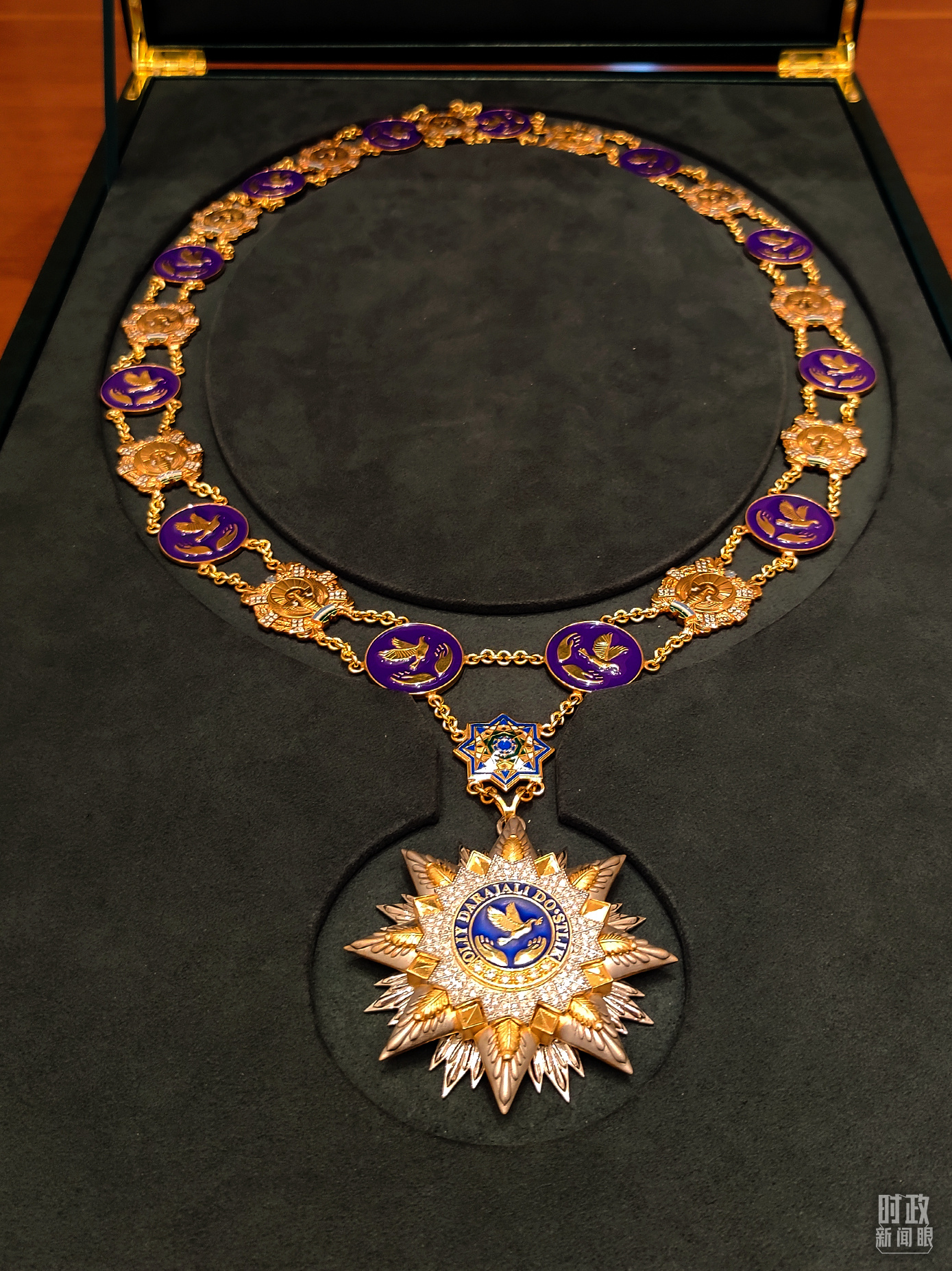 △“最高友谊”勋章章体分为4层，正中间是两只手托举和平鸽的图案，象征友谊与和平，图案外围有乌兹别克语的“最高友谊”字样。（总台央视记者薛冠南拍摄）