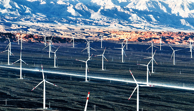 2022年5月21日，新疆生产建设兵团六师北塔山牧场刚刚建成的风力发电场风机林立，一派壮观的场面。 人民图片 王志清/摄