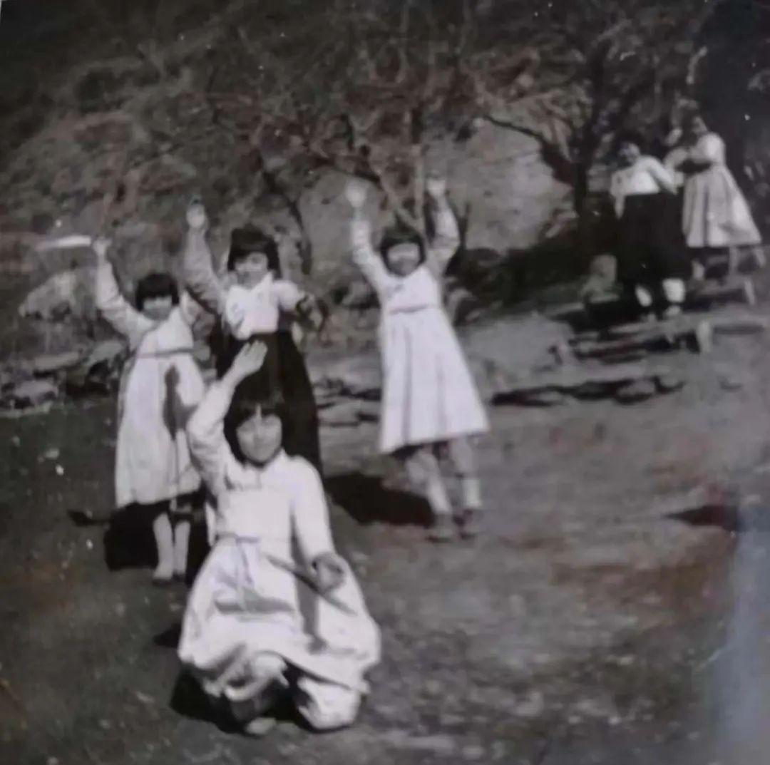 △为志愿军跳舞的朝鲜小女孩（程宛若提供）