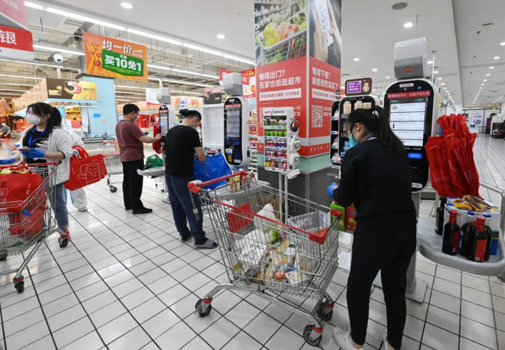 顾客在上海市嘉定区一家超市内购物结账.新华社记者 李贺 摄
