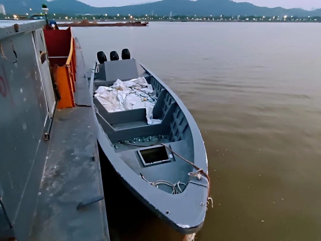 非法改装的大马力快艇.程霖 李昊 摄