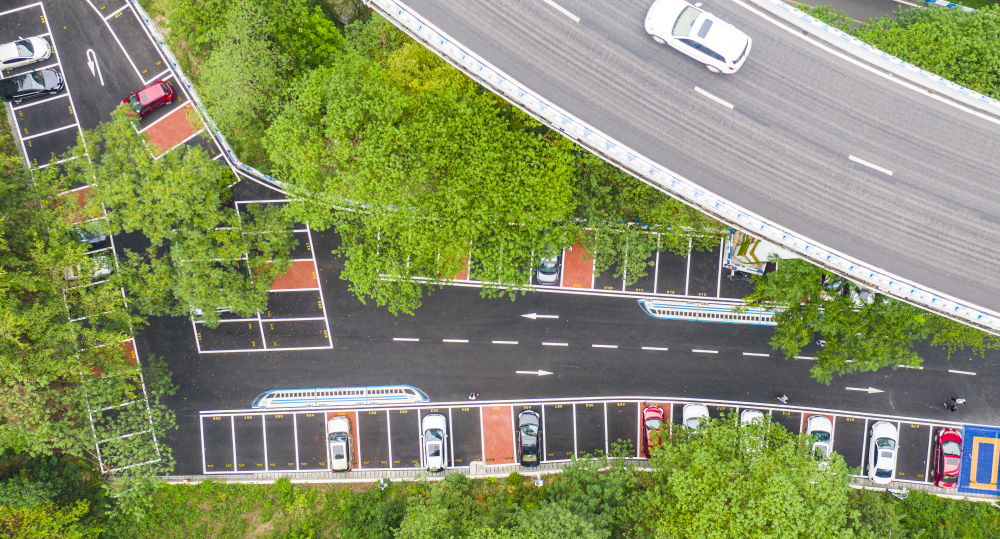 记者齐岚森摄/视觉重庆▲9月17日,巴南区大江中大道临时停车场,充电