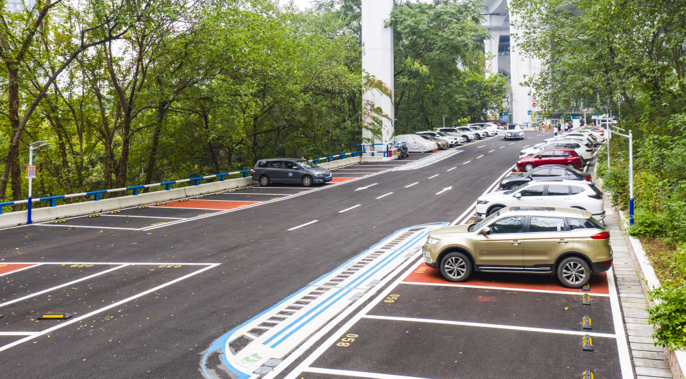 17日,融入了轨道交通文化等元素的轨道南岸区铜元局站便民临时停车场